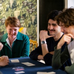 Elodie en séance d'accompagnement avec des étudiants pour développer les compétences humaines