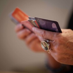 Main tenant en éventail les cartes du Fil à Bascule, outil pédagogique ludique