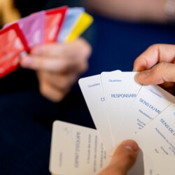 Etudiants tenant les jeux du Fil à Bascule entre leurs mains